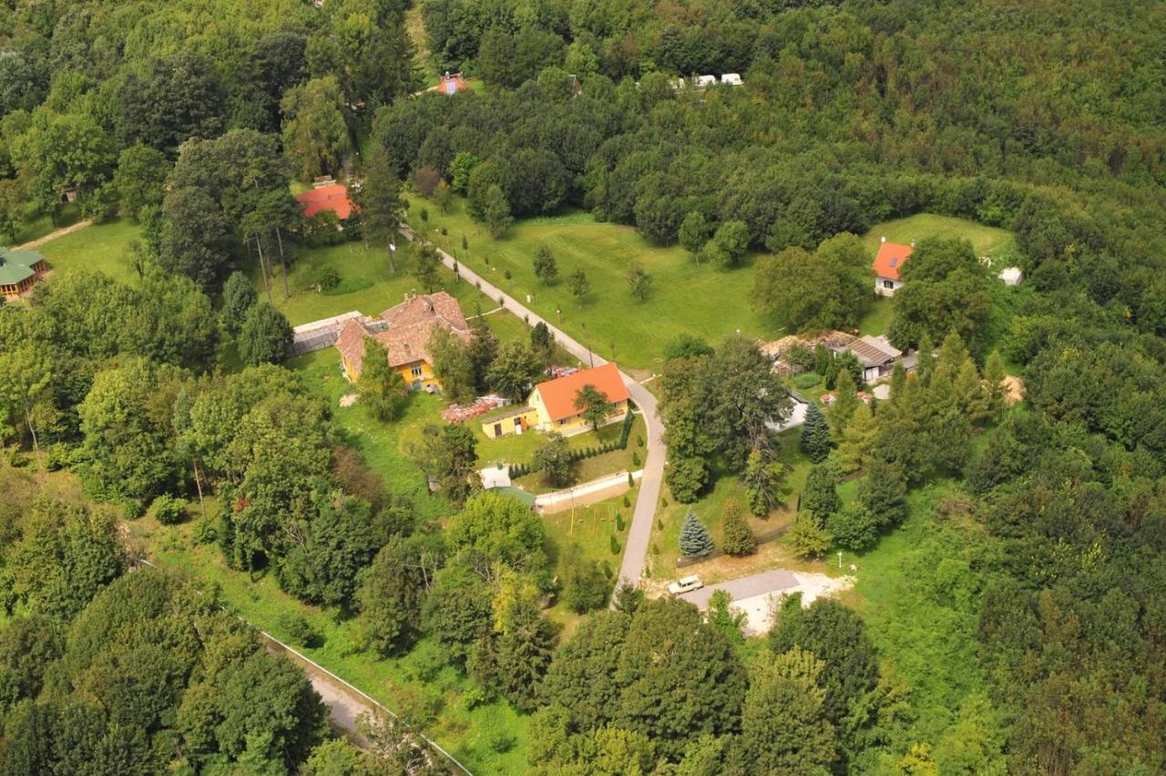 Nagy-Magyarorszag Park Bed & Breakfast Isztimér Екстериор снимка