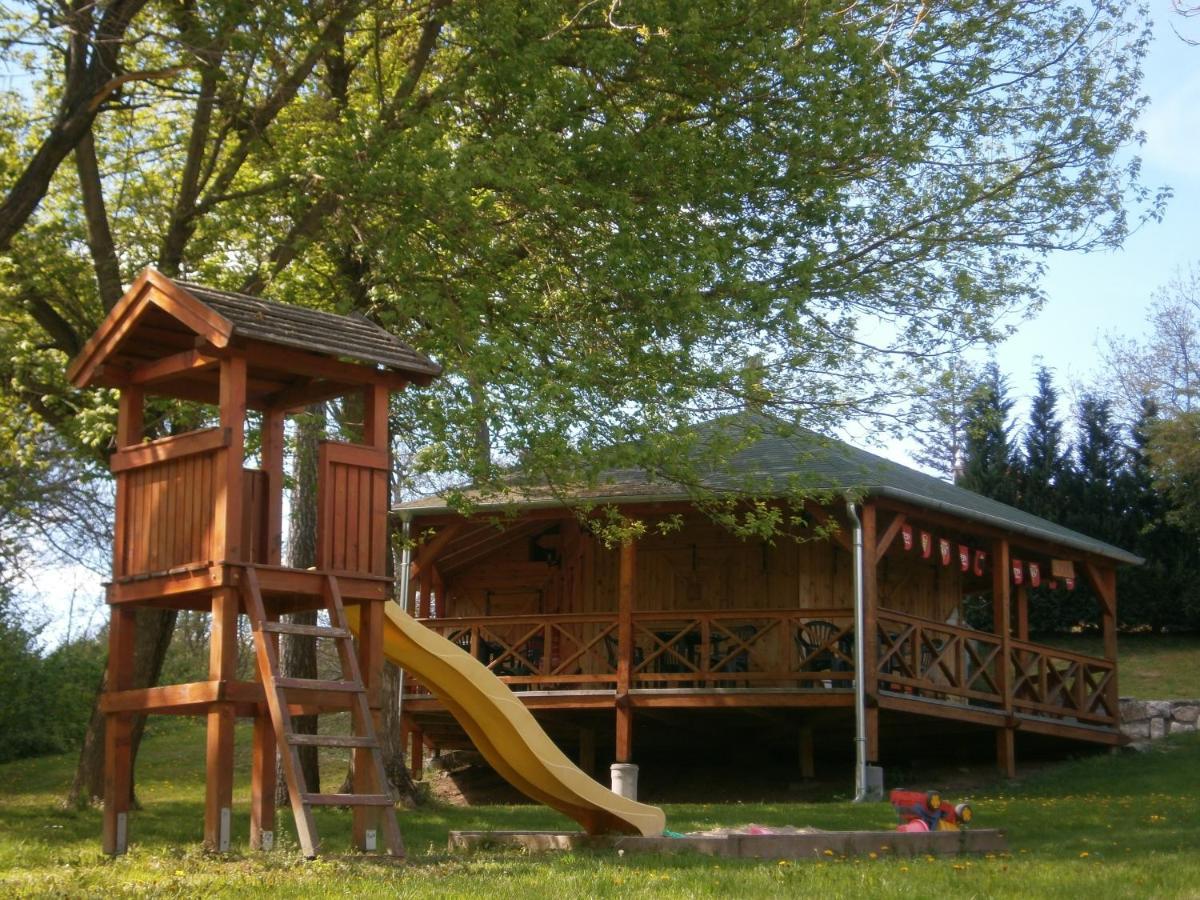 Nagy-Magyarorszag Park Bed & Breakfast Isztimér Екстериор снимка
