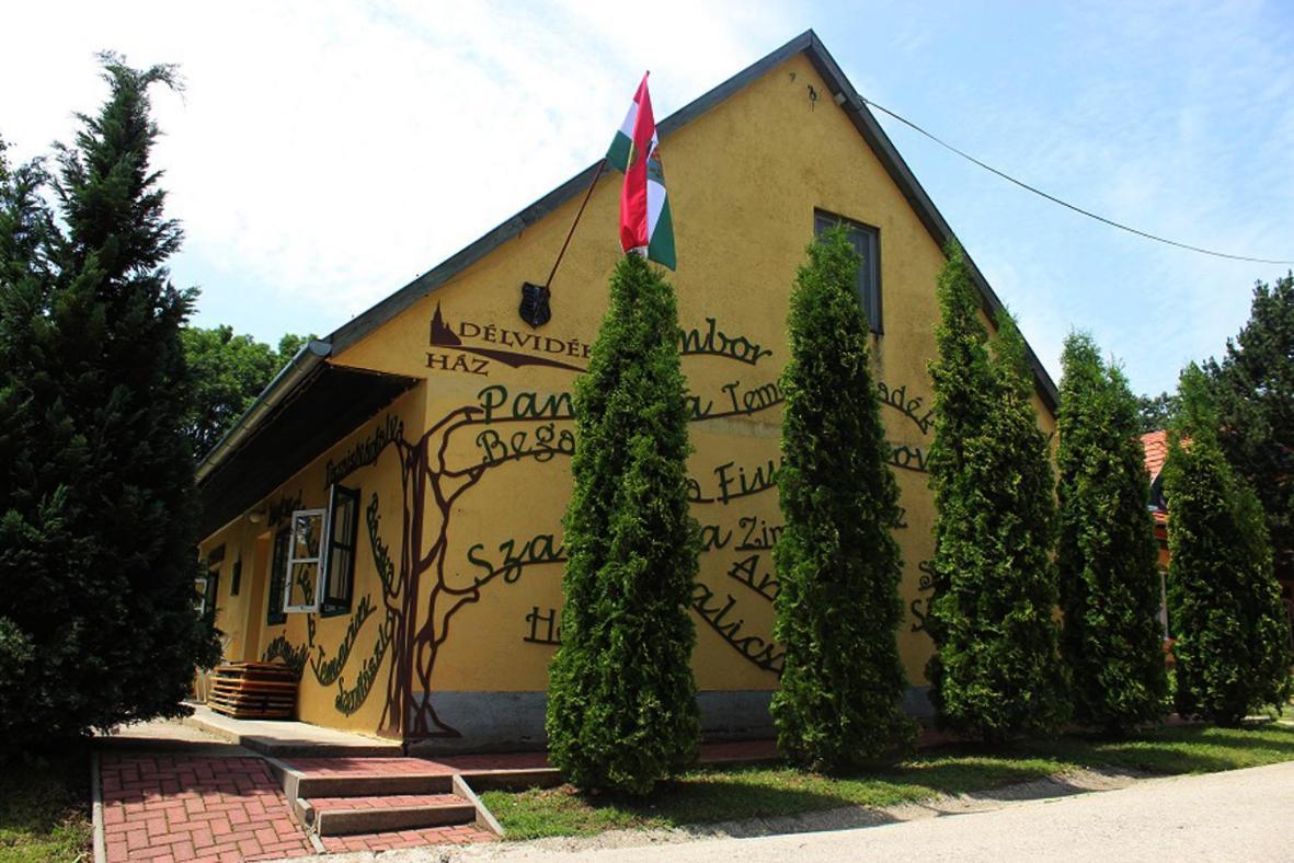 Nagy-Magyarorszag Park Bed & Breakfast Isztimér Екстериор снимка